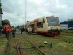 Pendelfahrt des HzL-Regioshuttles am 20. 06. 2004 zwischen Aulendorf und Bad Wurzach. Hier zu sehen im Bahnhof von Bad Wurzach, im Hintergrund die Firma Oberland M&V. Man beachte den  provisorischen  Bahnsteig, der kurzfristig errichtet wurde.