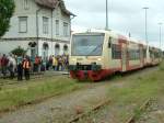 Pendelfahrt des HzL-Regioshuttles am 20. 06. 2004 zwischen Aulendorf und Bad Wurzach. Hier zu sehen im Bahnhof von Bad Wurzach, im Hintergrund das Bahnhofsgebude von Bad Wurzach.