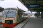 VT 245 der HzL als HzL85892 (Blumberg-Zollhaus-Brunlingen Bahnhof) beim Halt in Tuttlingen der Tf fuhr statt mit Spitzenlicht mit Shclussbeleuchtung 15.3.09