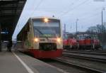 VT245 der HzL als HzL85868 (Zollhaus-Blumberg-Brunlingen Bahnhof) in Villingen 15.3.09 Rechts genieen  die zwei Villinger 294 ihre Sonntagsruhe