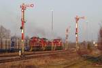 V 151 zieht zusammen mit V 118 und V 150 der Hohenzollerischen Landesbahn (HzL) am 04.03.2011 den aus 20 Wagen bestehenden Gterzug aus dem Bahnhof Mengen in Richtung Ulm.