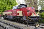 V 181 der HzL, eine Gravita mit der Nr. 265 301, bringt dreimal wöchentlich einen Kesselwagenzug nach Konstanz und wartet bis zur Rückfahrt in einem kurzen Stumpfgleis am Bahnübergang der Uferpromenade (28.4.16).