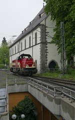 Nachdem die V 180 der HzL die vollen Holcim-Zementwagen nach Konstanz gezogen und umfahren hatte setzt sie zurück und wird gleich an die leeren Zementwagen ankuppeln.