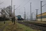 HLG Bombardier Traxx 187 320-7 in Hanau beim Rangieren mit Holzwagen am 02.01.20 von einen Gehweg aus fotografiert 