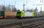 HLG 185 632-7 mit leeren Holztransportwagen Richtung Bebra, am 11.04.2022 in Bad Hersfeld.