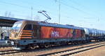 HSL mit der wunderschön gestalteten 187 536 [NVR-Number: 91 80 6187 536-8 D-HSL] und Kesselwagenzug am 08.04.18 Bf. Flughafen Berlin-Schönefeld.