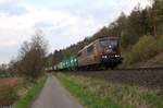 151 145-0 HSL mit einem Containerzug von Hamburg-Waltershof nach Regensburg durchfährt den kleinen Ort Erzhausen am 15.04.2018