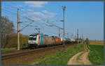 185 687-1 und 187 536 der HSL sind am 07.04.2019 vor einem Kesselzug bei Wellen unterwegs.