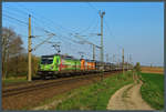 Gemeinsam ziehen 187 505-3 und 187 500-4 der HSL Logistik einen Autozug durch die Magdeburger Börde bei Wellen.