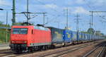 HSL Logistik GmbH mit   145 092-3  [NVR-Nummer: 91 80 6145 092-3 D-BRLL] und KLV-Zug (LKW WALTER Trailer) am 12.08.19 Durchfahrt Bahnhof Flughafen Berlin-Schönefeld.