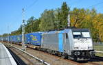 HSL Logistik GmbH, Hamburg [D] mit der Railpool Leasinglok  186 435-4  [NVR-Nummer: 91 80 6186 435-4 D-Rpool] und Taschenwagenzug ab Rostock am 14.10.19 Berliner Außenring Höhe