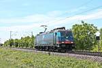 Am späten Mittag des 27.05.2020 fuhr BRLL/HSL 185 601-2  NightRider  nördlich von Müllheim (Baden) bei der Gemeinde Hügelheim als Lokzug über die Rheintalbahn durchs