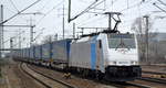 HSL Logistik GmbH, Hamburg [D] mit der Railpool Lok  186 533-6 [NVR-Nummer: 91 80 6186 533-6 D-RPOOL] und Taschenwagenzug Richtung Rostock am 24.03.21 Bf.