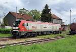 Die fr die HSL fahrende LWC 159 219 am 19.05.2021 beim umsetzen an den DGS 69461 nach Grokorbetha, am 19.05.2021 in Emleben.