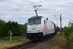 186 299 kommt mit einem Getreidezug durch Magdeburg Salbke gefahren und fährt gleich durch die kläglichen Überreste des alten Güterbahnhofes.