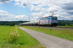 186 381 akiem/HSL  European Logistics Together  mit einem Kesselwagenzug bei Pölling Richtung Regensburg, 18.07.2020