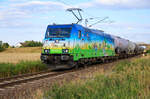 HSL 185 642 als  Eco Rider  am 07.08.2022 mit einem Kesselzug aus Stendell ausfahrend, weiter Richtung Passow/Angermünde.