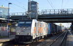 HSL Logistik GmbH, Hamburg [D] mit  186 299-4  [NVR-Nummer: 91 80 6186 299-4 D-Rpool] und KLV-ZUg Richtung Rostock Seehafen am 30.10.22 Durchfahrt Bahnhof Berlin Hohenschönhausen.