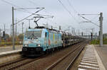 Mit einem Toyota-Autozug rollt 186 364 der HSL am 13.11.22 durch Bitterfeld Richtung Halle(S).