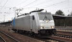 HSL Logistik GmbH, Hamburg [D] mit der Railpool Lok  186 533-6  [NVR-Nummer: 91 80 6186 533-6 D-Rpool] am 26.01.23 Durchfahrt Bahnhof Flughafen BER Terminal 5