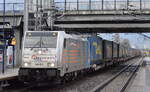 HSL Logistik GmbH, Hamburg [D] mit der Railpool Lok  186 551  [NVR-Nummer: 91 80 6186 551-8 D-Rpool] und KLV-Zug Richtung Rostock Seehafen am 30.03.23 Durchfahrt Bahnhof Berlin Hohenschönhausen.