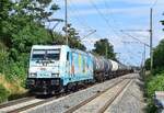 186 364-6 Waverider fährt mit einem Kesselwagenzug durch Wellen gen Helmstedt. Aufgenommen vom Bahnsteiganfang.

Wellen 17.07.2023