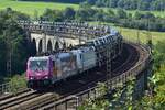 186 383 zieht 186 262 und einen Autozug über den Altenbekener Viadukt gen Altenbeken.