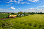 185 597 BeaconRail/HSL mit einem Hödlmayr Autotransportzug bei Neustadt (Donau) Richtung Regensburg, 29.05.2021 (Neueinstellung - Bild entzerrt)