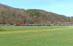 HSL 185 597-2 + BRLL 145 089-9 mit dem DGS 52500 von Großkorbetha nach Vohburg Werkbf Bayernoil, am 11.04.2022 bei Mecklar.