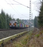 Bei sehr trüben Wetter zieht am 09.12.2016 HSL 151 145 einen Containerzug durch Drochaus.