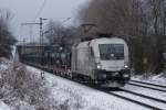 ES 64 U2 - 100 HUPAC mit einem leeren Autotransportzug bei der Durchfahrt durch Hannover-Ahlten am 30.01.10