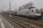 ES 64 U2 - 101 (182 601-5) der Hupac mit einem leeren Holzwaggons in Rathenow 11.03.2010