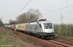 Hupac ES 64 U2-102 mit einem Hupac-Containerzug,ebenfalls nach Lehrte unterwegs (Ahlten 08.04.10)