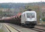 ES 64 U2-100 (182 600) von HUPAC/Raildox ist am 24. April 2012 mit einem Getreidezug von Bitterfeld nach Groaitingen unterwegs und durchfhrt gerade den Kronacher Bahnhof. Am Zugschluss lief noch 232 103 von Raildox mit.