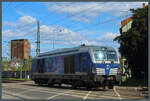 247 907, die einzige Diesel-Vectron der InfraLeuna, rollt am 21.04.2024 über den Bahnübergang Elisabethstraße in Dessau. Links ist alte Räucherturm zu sehen, heute als Aussichtsturm nutzbar.