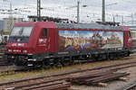 Re 482 047-8 steht auf einem Nebengleis beim badischen Bahnhof.