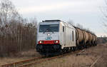 Von Bitterfeld kommend zieht 285 109 am 01.02.18 ihre fünf Silowagen durch Gräfenhainichen Richtung Zschornewitz.