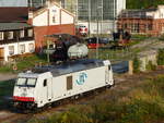 285 109-5 Traxx DE der ITL vor dem Bahnbetriebswerk Gera am 1.9.2019. Im Hintergrund die kaltgestellte 52 8012-8. 