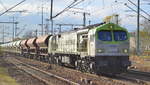 ITL - Eisenbahngesellschaft mbH, Dresden [D] mit ihrem Tiger  250 006-4  [NVR:  92 80 1250 006-4 D-ITL ] und Schüttgutwagenzug am 29.10.19 Durchfahrt Bahnhof Flughafen Berlin Schönefeld.