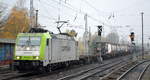 ITL - Eisenbahngesellschaft mbH, Dresden [D] mit  185 581-6   [NVR-Nummer: 91 80 6185 581-6 D-ITL] und Containerzug Richtung Frankfurt/Oder am 09.11.19 Berlin Hirschgarten.