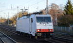 ITL - Eisenbahngesellschaft mbH, Dresden [D] mit der Akiem Lok  E 186 136  [NVR-Nummer: 91 80 6186 136-8 D-ITL] am 16.12.21 Berlin Hirschgarten.