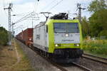 ITL - Eisenbahngesellschaft mbH, Dresden [D] mit  185 550-1  [NVR-Number: 91 80 6185 550-1 D-ITL] und einem Containerzug Richtung Frankfurt/Oder am 17.08.22 Durchfahrt Bahnhof Berlin