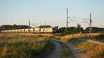 Captrain 285 118-7 / 92 88 0076 102-7 B-ITL zieht einen Schüttgutwagen-Zug Richtung Süden, hier kurz vor Trebbin im letzten Abendlicht. Im Hintergrund die Brücke der B101.

Trebbin, der 07.07.2023