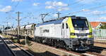 ITL - Eisenbahngesellschaft mbH, Dresden [D] mit ihrer Eurodual Lok  159 103-1  [NVR-Nummer: 90 80 2159 103-1 D-ITL] und Schüttgutwagenzug am 12.07.23 Höhe Bahnhof Luckenwalde.