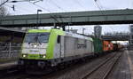 ITL - Eisenbahngesellschaft mbH, Dresden [D] mit der Akiem Lok  185 598-0  [NVR-Nummer: 91 80 6185 598-0 D-ITL] und einem Containerzug Richtung Hamburg am 29.12.23 Durchfahrt Bahnhof