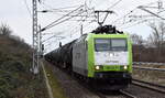 ITL - Eisenbahngesellschaft mbH, Dresden [D] mit ihrer  185 533-7  [NVR-Nummer: 91 80 6185 533-7 D-ITL] und einem Kesselwagenzug (Benzin) am 03.01.24 Durchfahrt Bahnhof Berlin-Hohenschönhausen.