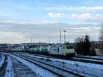 ITL 285 111-1 TRAXX DE verlässt Gera mit einem Kesselwagenzug am 5.12.2023.