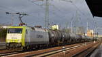 ITL - Eisenbahngesellschaft mbH, Dresden [D] mit ihrer  152 196-2  [NVR-Nummer: 91 80 6152 196-2 D-ITL] und einem Kesselwagenzug am 01.02.24 Durchfahrt Bahnhof Schönefeld bei Berlin.