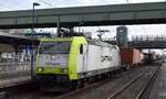 ITL - Eisenbahngesellschaft mbH, Dresden [D] mit ihrer  185 550-1  [NVR-Nummer: 91 80 6185 550-1 D-ITL] und einem Containerzug Richtung Hamburg am 16.02.24 Durchfahrt Bahnhof Berlin-Hohenschönhausen.