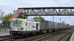 ITL - Eisenbahngesellschaft mbH, Dresden [D] mit ihrer Vectron Dual Lok  248 031-7  [NVR-Nummer: 90 80 2248 031-7 D-ITL] und einem KLV-Zug (SmartRail Wechselbrücken) am 11.04.24 Höhe Bahnhof